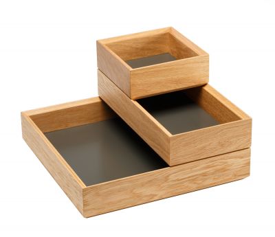 Tidy Tablett 3er-Set Favius aus Holz mit grauen Einsätzen, gestapelt für stilvolle Aufbewahrung.